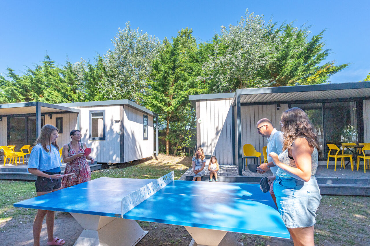 Familie speelt tafeltennis op camping CLICOCHIC Camp du Soleil.