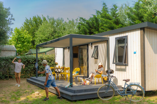 Modern Mobil-home, familie spelend op CLICOCHIC Camp du Soleil in Ars-en-Ré (17).