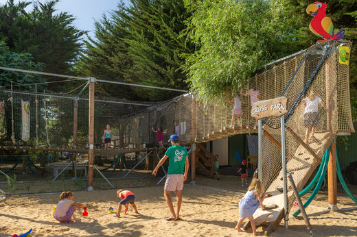 Speeltuin "Cross Park" met netten en kinderen op camping CLICOCHIC Camp du Soleil in Ars-en-Ré (17).