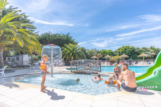 Zwembad, waterspelen en glijbaan op camping CLICOCHIC Camp du Soleil.