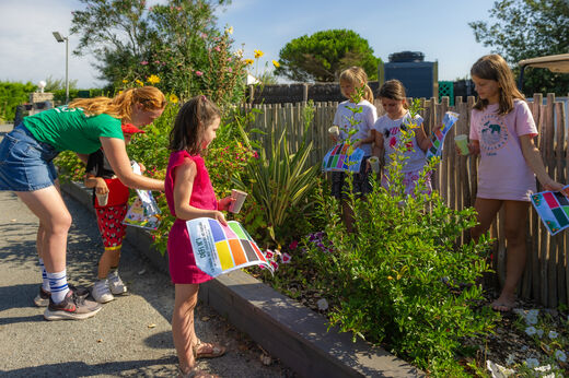 Kinderen doen mee aan kleurenjacht in de natuur met animator op camping CLICOCHIC Camp du Soleil in Ars-en-Ré (17).