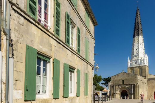 Historische kerk met spitse klokkentoren en traditionele huizen in Ars-en-Ré.