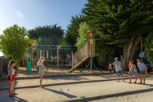 Petanque op camping CLICOCHIC Camp du Soleil in Ars-en-Ré (17).