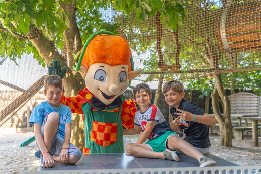 Mascotte, lachende kinderen op camping CLICOCHIC Camp du Soleil in Ars-en-Ré (17).