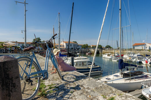 Jachthaven, zeilboten en fiets op camping CLICOCHIC Camp du Soleil.