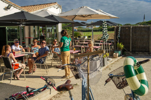 Buitenterras van het restaurant met gasten op camping CLICOCHIC Camp du Soleil.