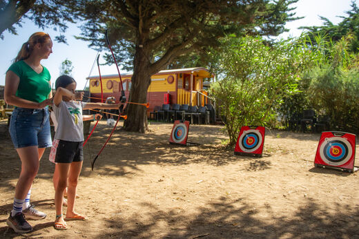 Kind boogschieten met begeleider op camping CLICOCHIC Camp du Soleil in Ars-en-Ré (17).