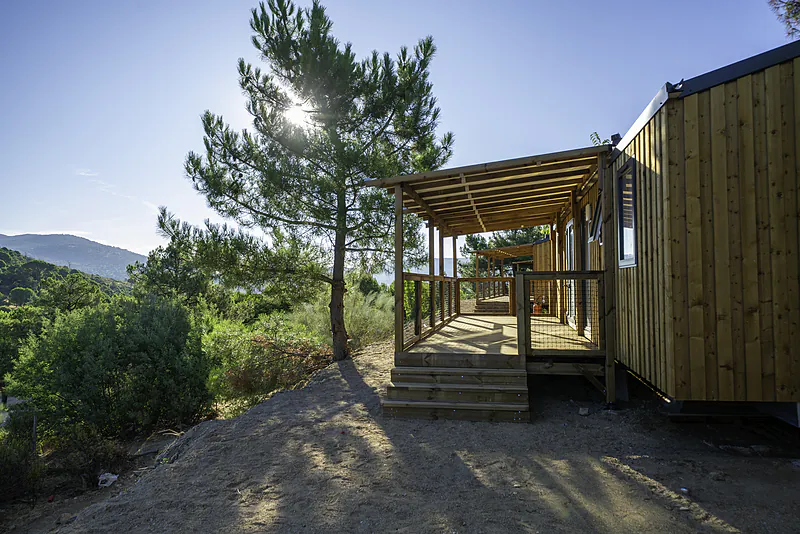 Houten Mobil-home, overdekt terras op camping CAPFUN El Canto La Gallina in Valdemaqueda (Madrid) (28).
