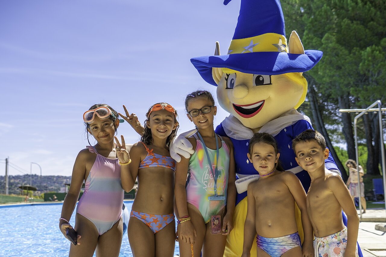 Mascotte, kinderen en zwembad op camping CAPFUN El Canto La Gallina in Valdemaqueda (Madrid).
