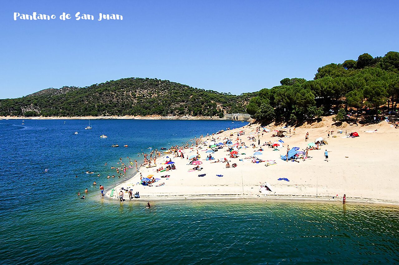 Druk strand van Pantano de San Juan, bezienswaardigheid nabij Valdemaqueda.