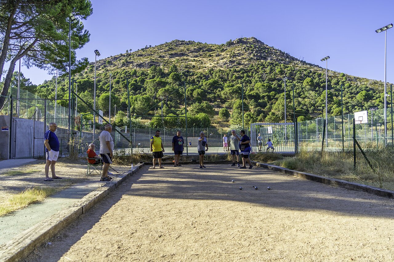Jeu de boules baan en sporten op camping CAPFUN El Canto La Gallina in Valdemaqueda (Madrid).