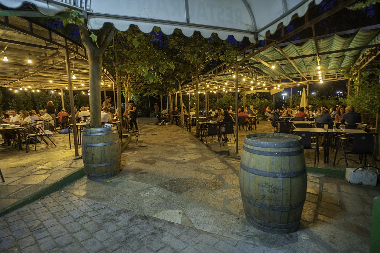 Buitenrestaurant op camping CAPFUN El Canto La Gallina in Valdemaqueda (Madrid).