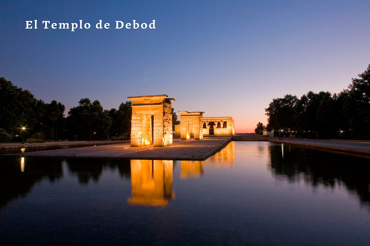 Tempel van Debod verlicht bij zonsondergang, weerspiegeling in water in Madrid.