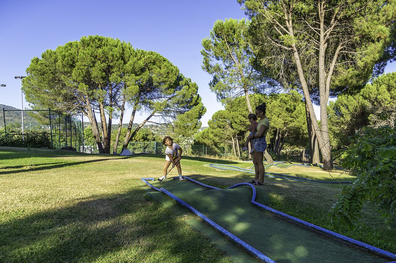 Minigolf met kinderen op camping CAPFUN El Canto La Gallina in Valdemaqueda (Madrid) (28).