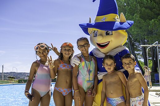 Lachende kinderen met mascotte en zwembad op CAPFUN El Canto La Gallina (Madrid) (28).