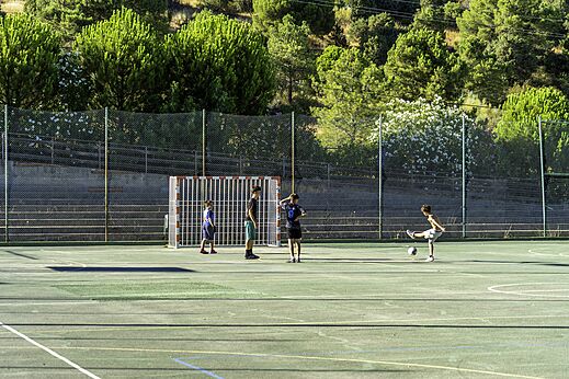 Multisportterrein en kinderen voetballen op camping CAPFUN El Canto La Gallina in Valdemaqueda (Madrid).