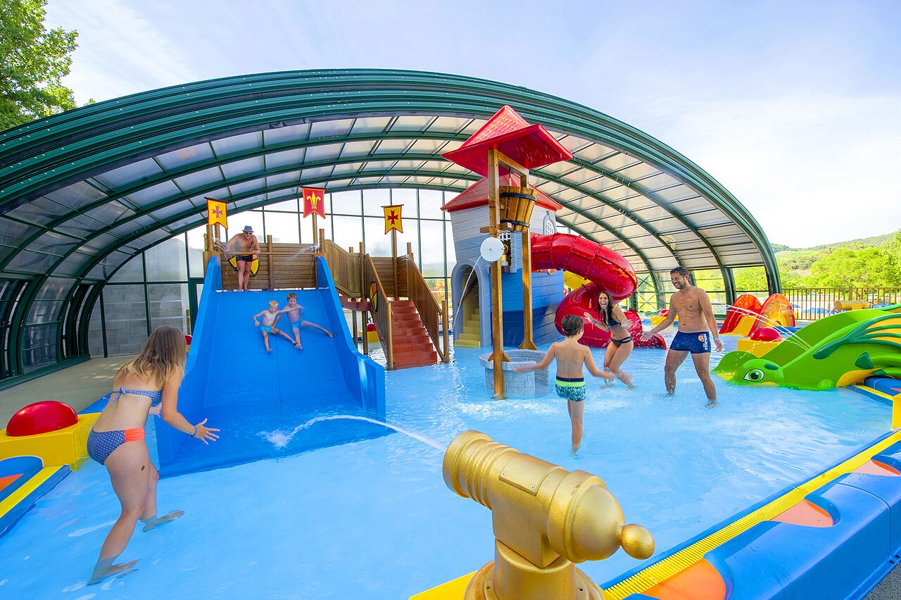 Overdekt zwembad, glijbanen en waterspellen op camping CAPFUN Carpe Diem in VAISON LA ROMAINE (84).