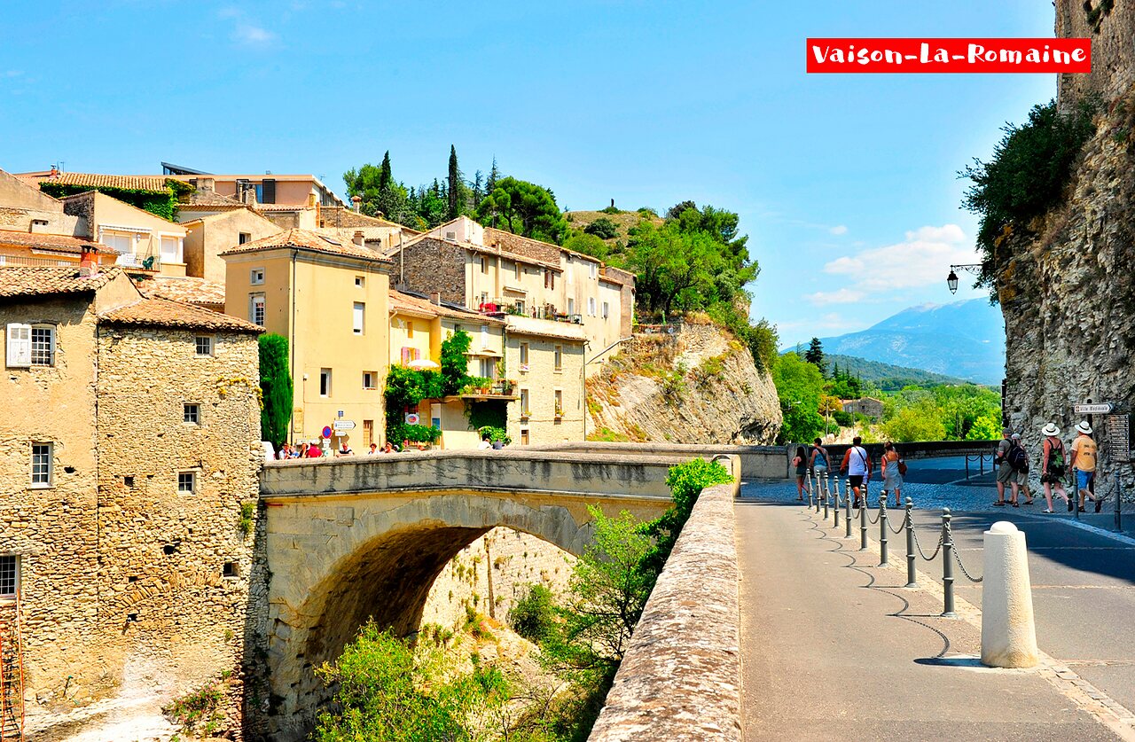 Romeinse brug en oude huizen van Vaison-la-Romaine in de Provence, bezienswaardigheid.