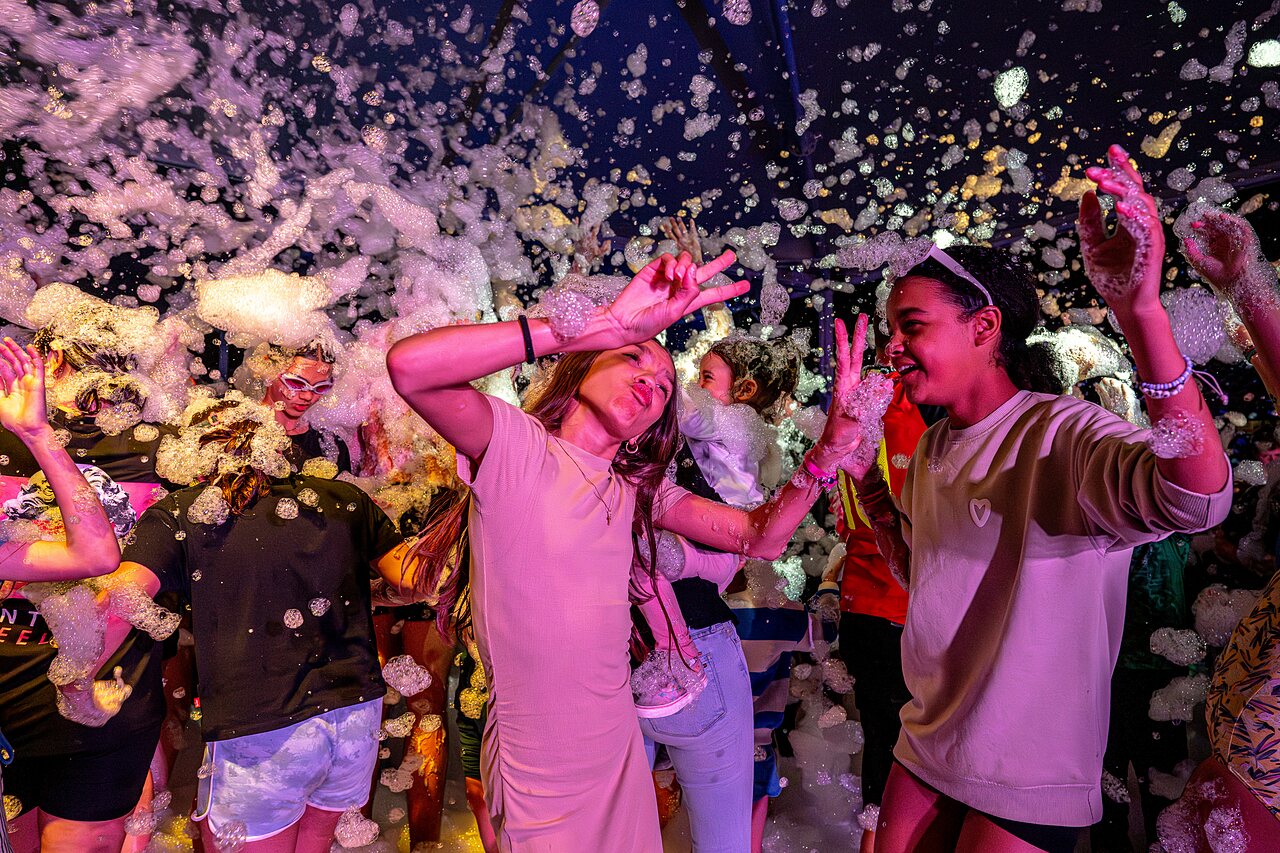 Levendig schuimfeest met kinderen en tieners op camping CAPFUN Carpe Diem in VAISON LA ROMAINE (84).