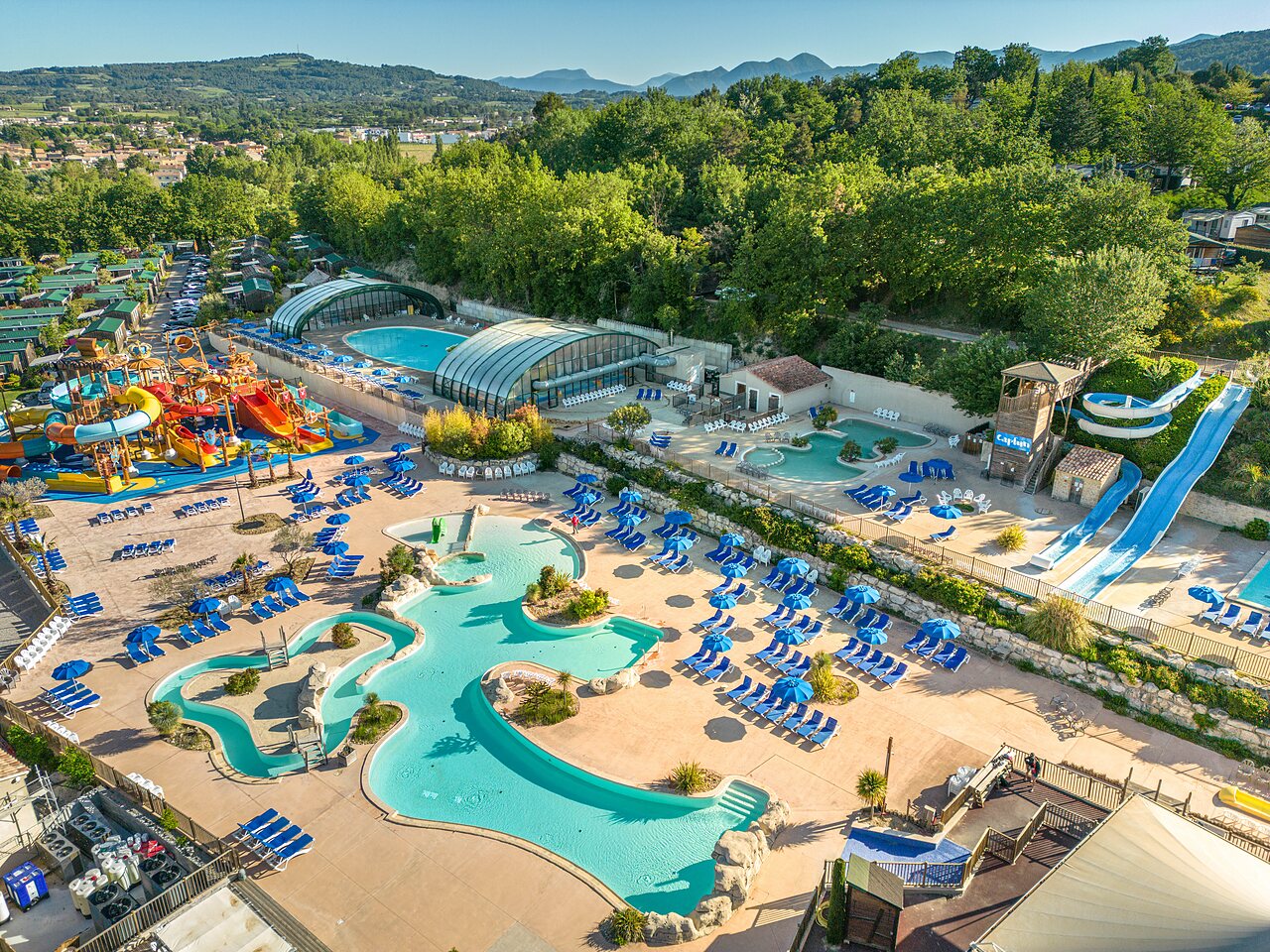 Groot waterpark, buitenzwembaden en glijbanen op camping CAPFUN Carpe Diem in VAISON LA ROMAINE (84).