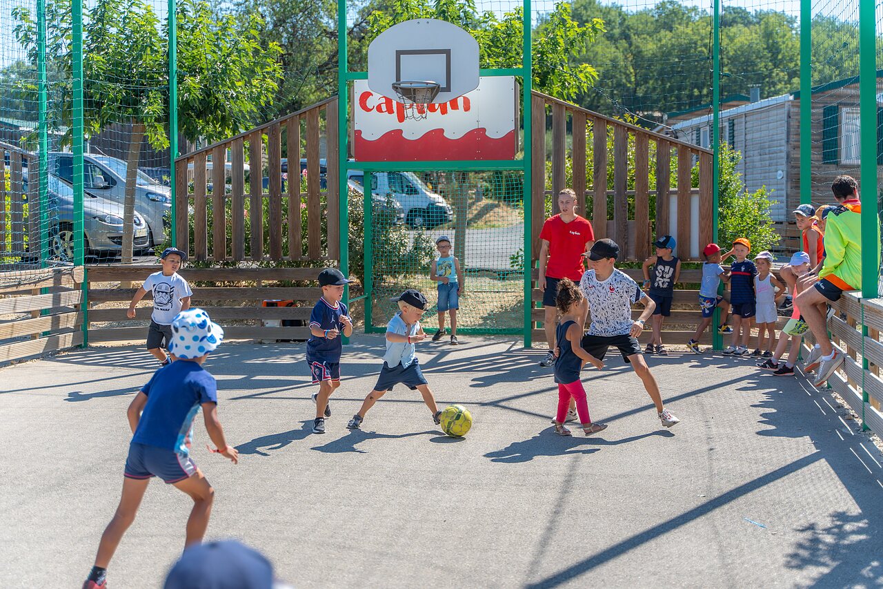 Kinderen voetballen op multisportterrein bij CAPFUN Carpe Diem VAISON LA ROMAINE.