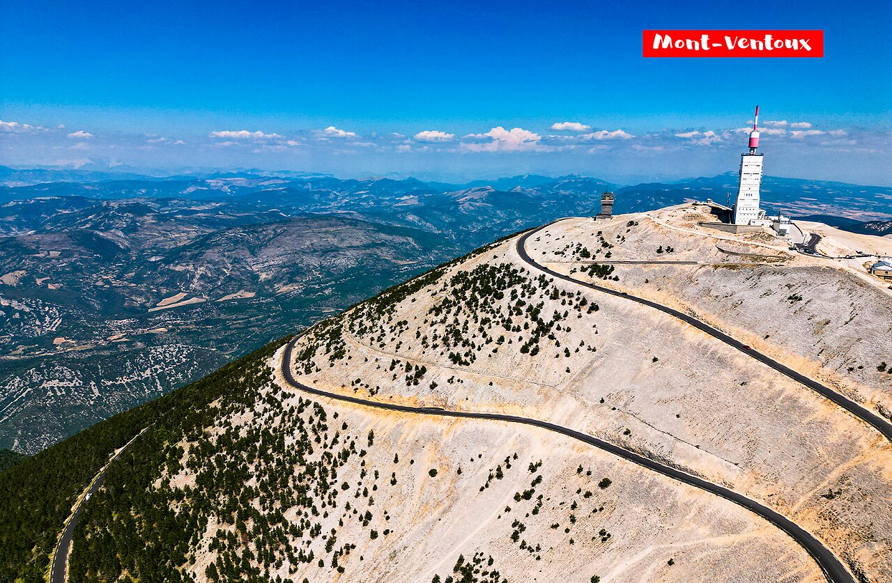 Top van de Mont Ventoux, observatorium en kronkelende weg in de Provence.
