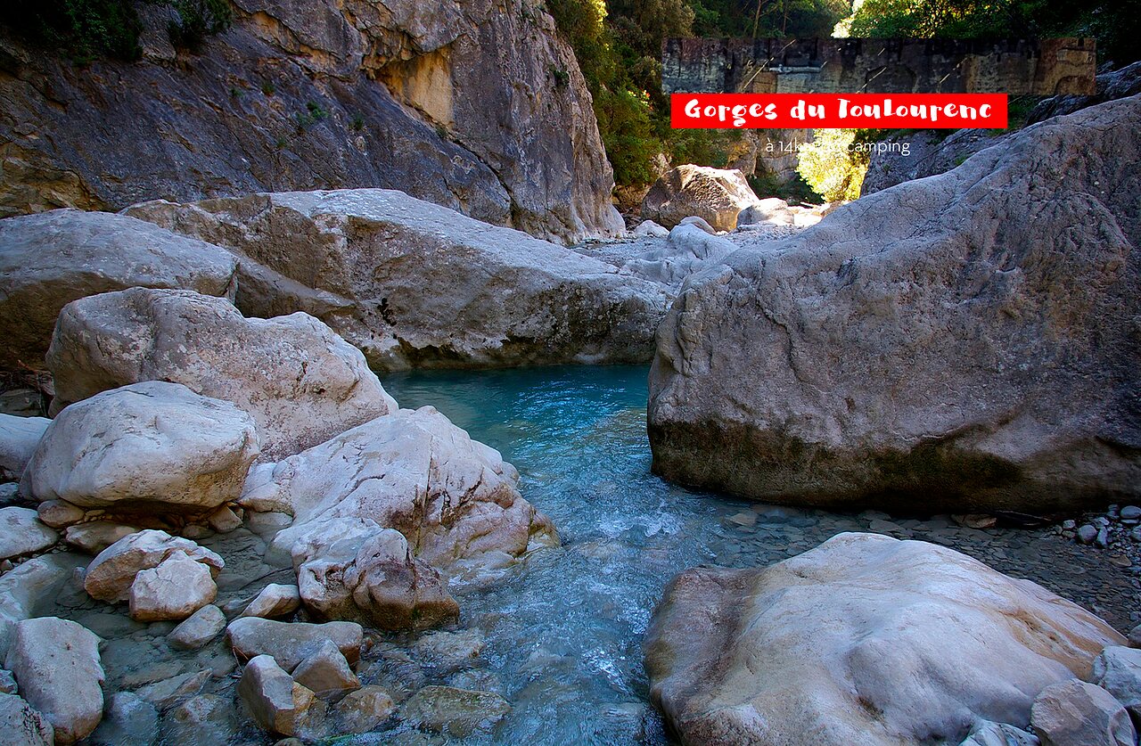 Gorges du Toulourenc, natuurlijke rivier en rotsen bij Vaison-la-Romaine (84).