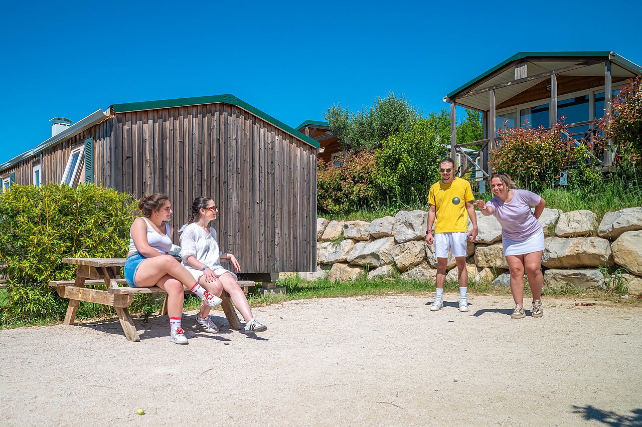 Petanque, stacaravans op camping CAPFUN Carpe Diem in VAISON LA ROMAINE (84).