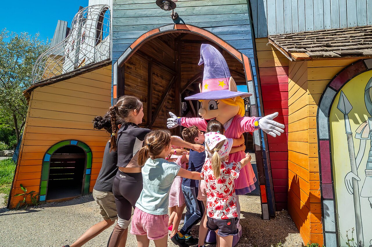 Kinderen knuffelen de mascotte van camping CAPFUN Carpe Diem in VAISON LA ROMAINE.