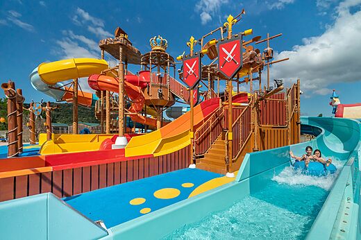 Waterglijbanen en waterspeeltuin voor kinderen op camping CAPFUN Carpe Diem in VAISON LA ROMAINE (84)