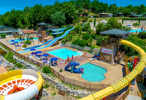 Waterpark met zwembaden en reuzenglijbanen op camping CAPFUN Carpe Diem in VAISON LA ROMAINE (84).