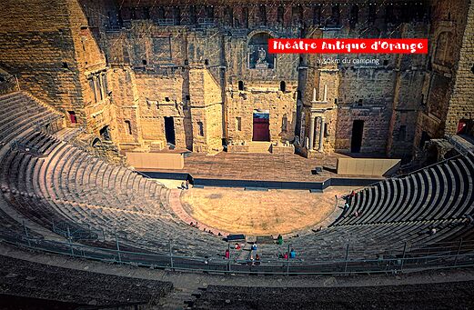 Antiek Theater van Orange, historisch Romeins monument te bezoeken nabij Vaison-la-Romaine.