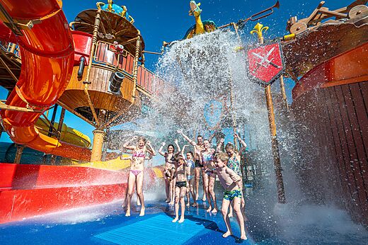 Glijbanen en waterspellen op camping CAPFUN Carpe Diem in VAISON LA ROMAINE (84).