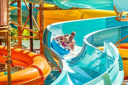 Vader en kind op waterglijbaan camping CAPFUN Carpe Diem Vaison la Romaine.