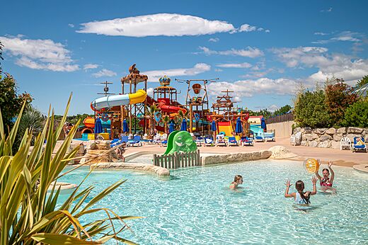 Groot zwembad met waterglijbanen en waterspellen op camping CAPFUN Carpe Diem in VAISON LA ROMAINE (84).
