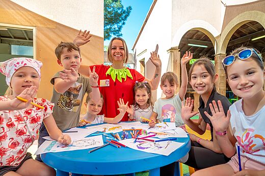 Kinderen kleuren met animator tijdens activiteit op camping CAPFUN Carpe Diem in VAISON LA ROMAINE (84).