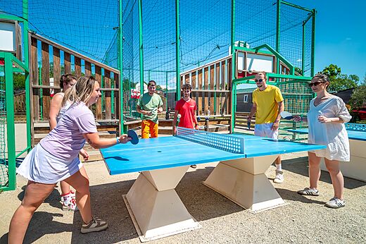 Buiten tafeltennis op camping CAPFUN Carpe Diem in VAISON LA ROMAINE.