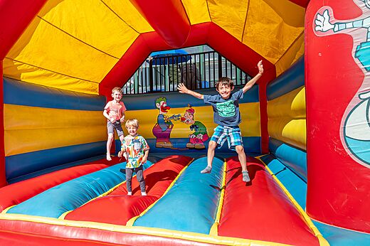 Opblaasbaar speeltoestel voor kinderen op camping CAPFUN Carpe Diem in VAISON LA ROMAINE (84).