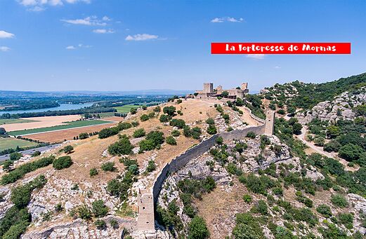 Middeleeuwse vesting van Mornas op heuvel, uitzicht op de Rhône in de Vaucluse.