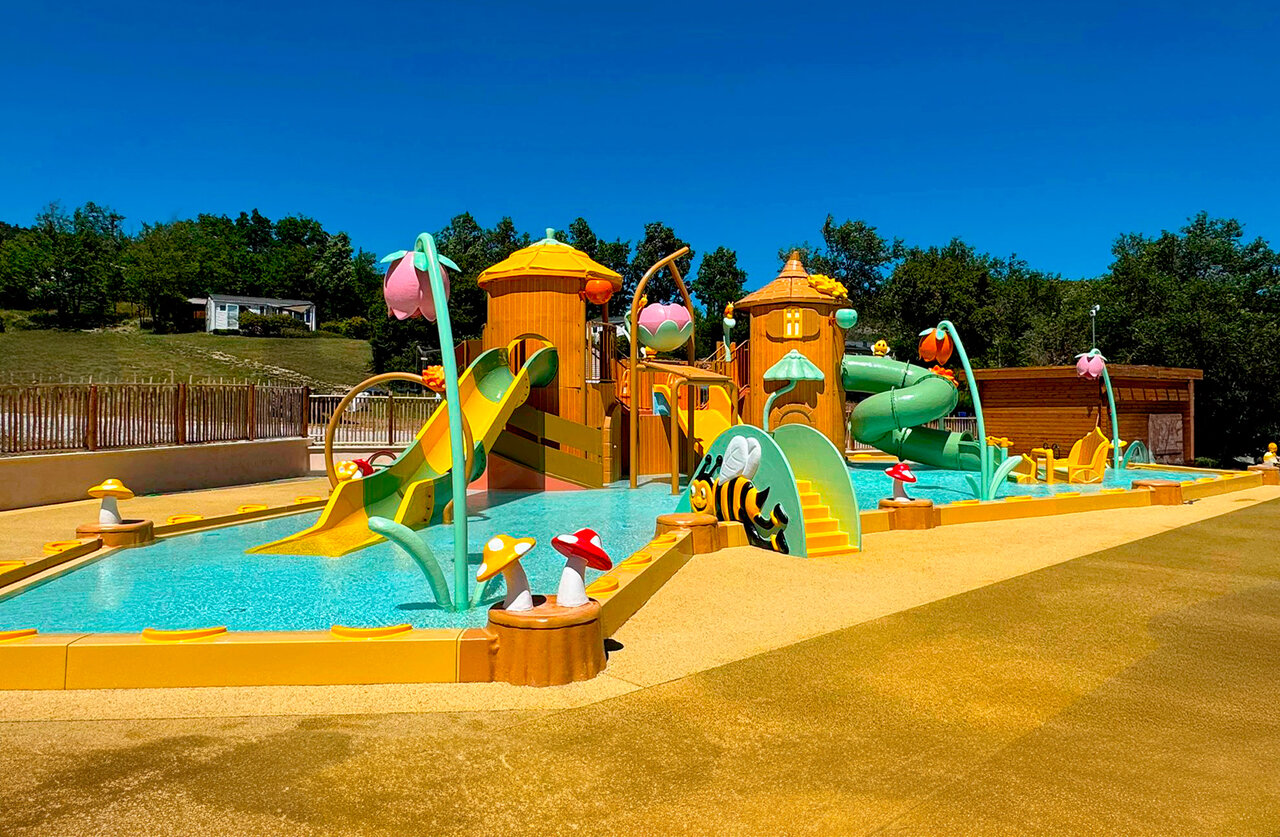 Speelzwembad, glijbanen en waterspellen op camping CLICOCHIC Castillon de Provence.