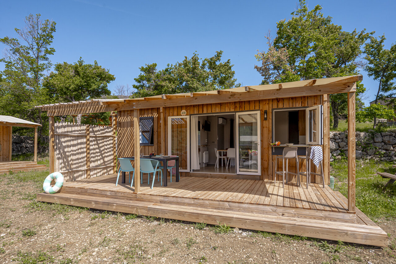 Modern houten stacaravan met ingericht terras op camping CLICOCHIC Castillon de Provence in Castellane (04).