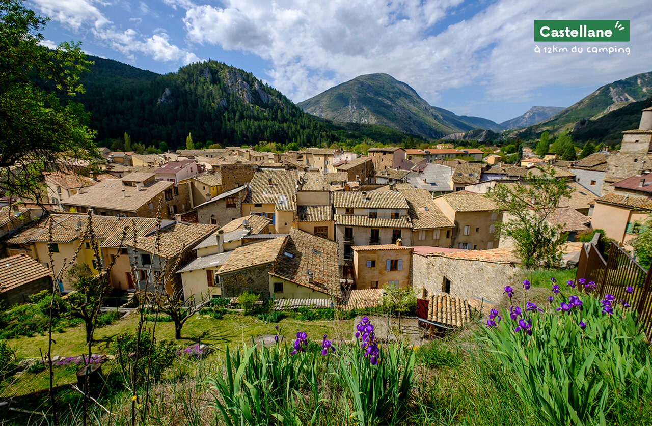 Dorp Castellane met traditionele daken, omringd door bergen in Provence-Alpes-C�te d'Azur.