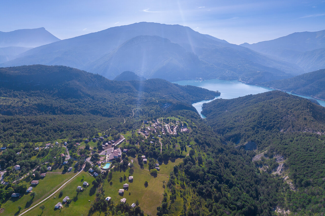 Camping, accommodaties, zwembad, meer, bergen, luchtfoto op camping CLICOCHIC Castillon de Provence.