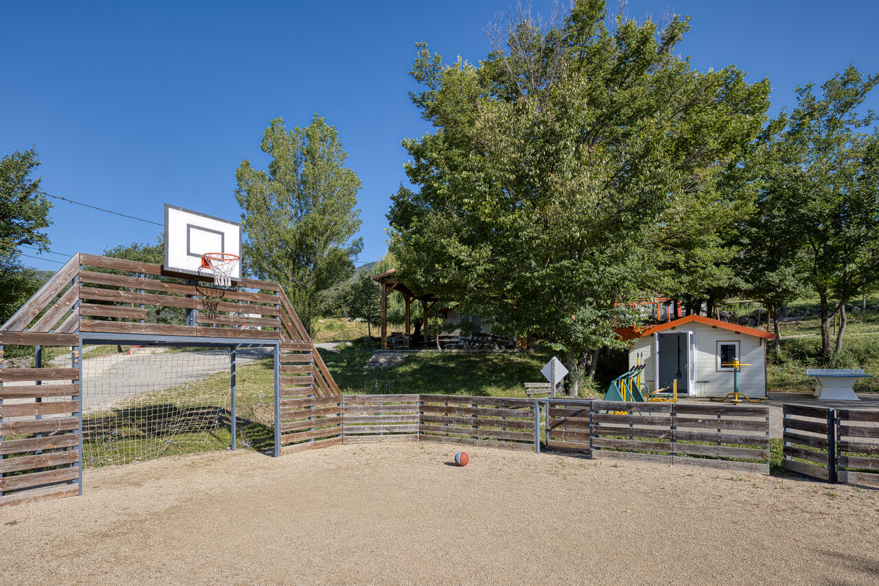 Sportterrein met basketbalring op camping CLICOCHIC Castillon de Provence.