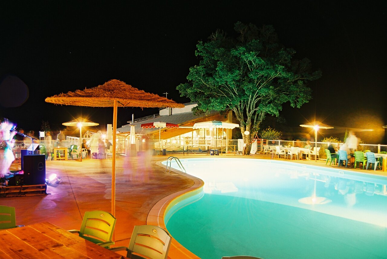 Verlicht zwembad en avondanimatie op camping CLICOCHIC Castillon de Provence (04).