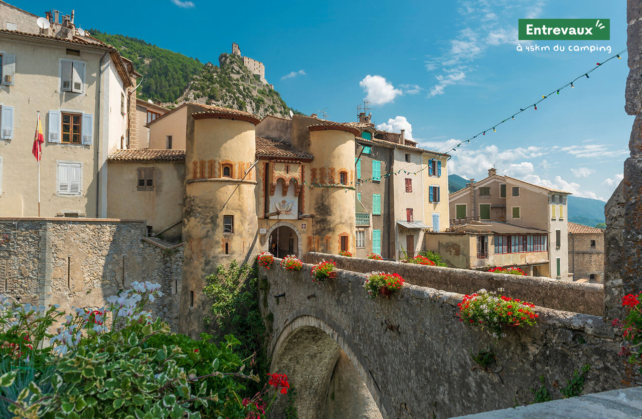 Entrevaux, middeleeuwse stad met vestingbrug, wallen en citadel in de Alpes-de-Haute-Provence.