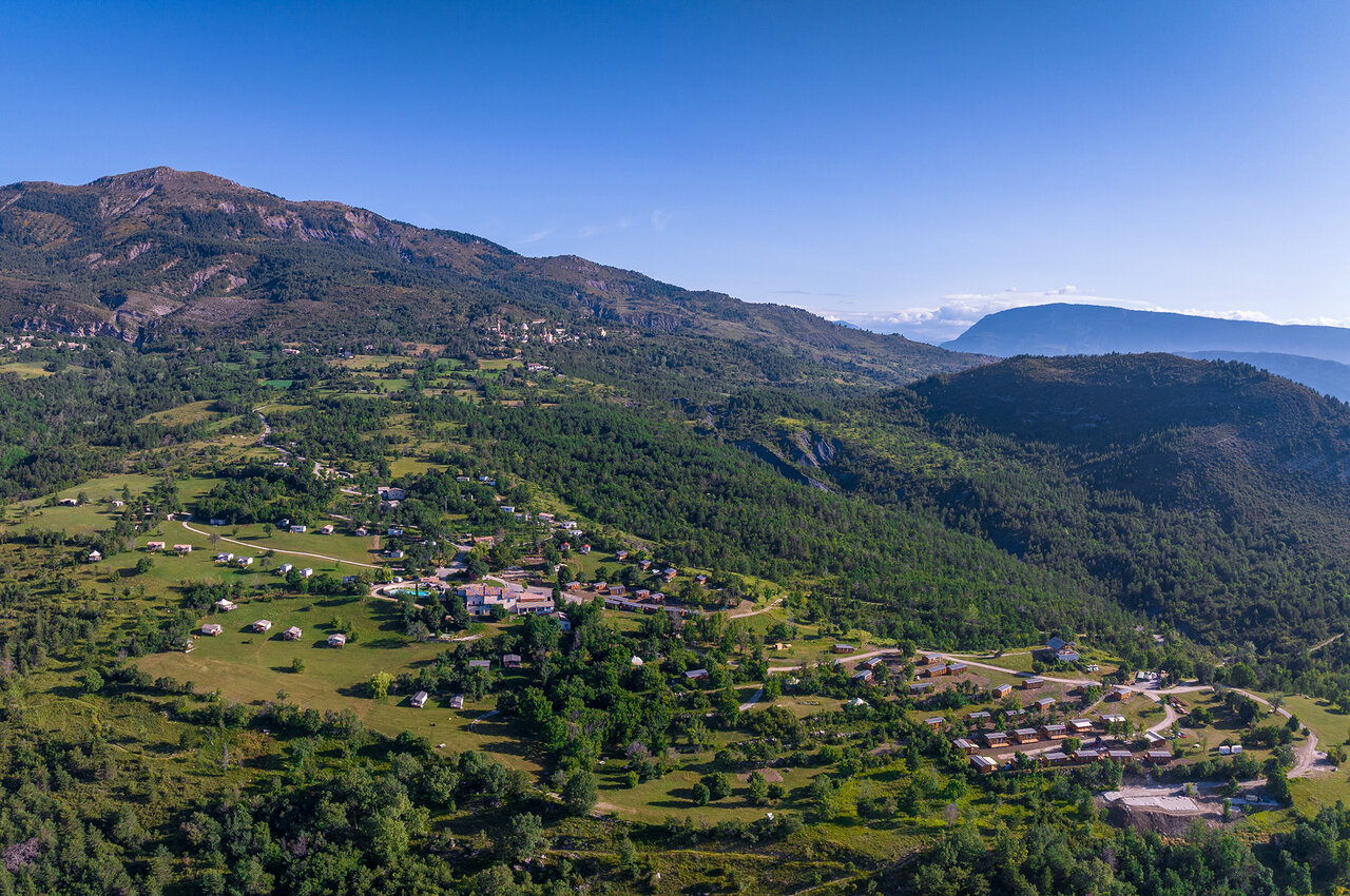 Luchtfoto camping, accommodaties en omringende natuur, CLICOCHIC Castillon de Provence in Castellane (04).