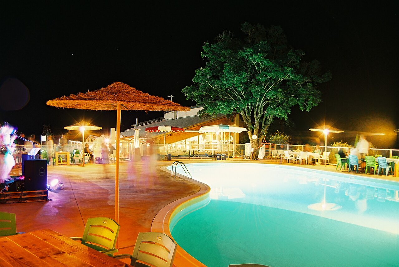 Verlicht buitenzwembad en avondanimatie op camping CLICOCHIC Castillon de Provence in Castellane (04).