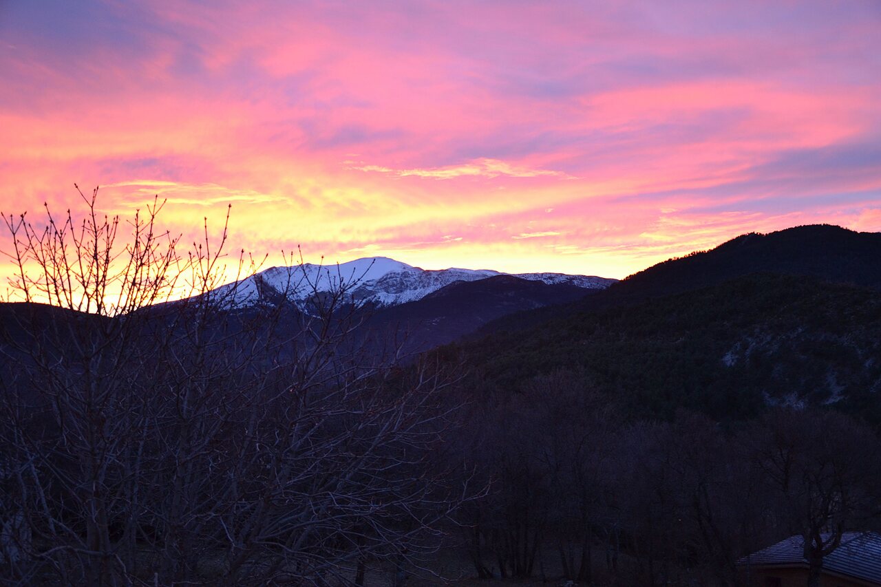 Levendige zonsondergang boven besneeuwde bergen op camping CLICOCHIC Castillon de Provence in Castellane (04).