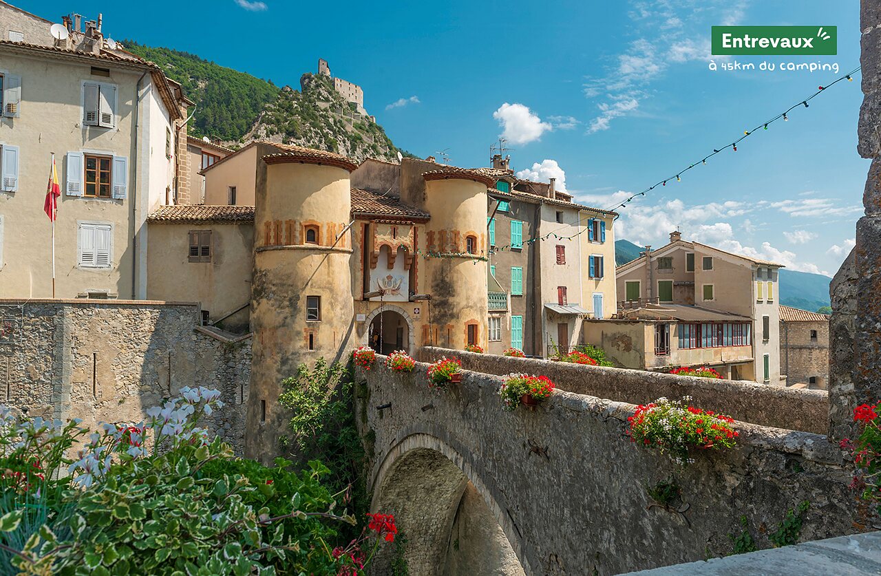 Versterkte middeleeuwse stad Entrevaux met brug en citadel.